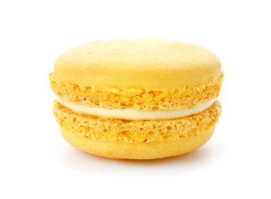 Beyaz zemin üzerine lezzetli macaron