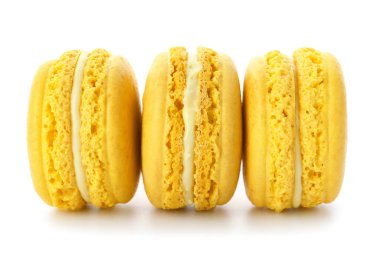 Beyaz zemin üzerine lezzetli macarons