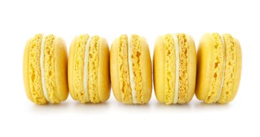 Beyaz zemin üzerine lezzetli macarons