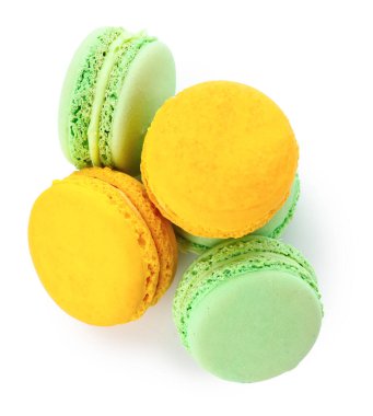 Beyaz zemin üzerine lezzetli macarons