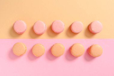 Lezzetli macarons renk arka plan üzerinde