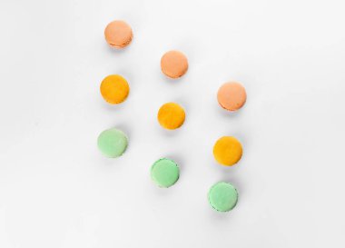 Beyaz zemin üzerine lezzetli macarons