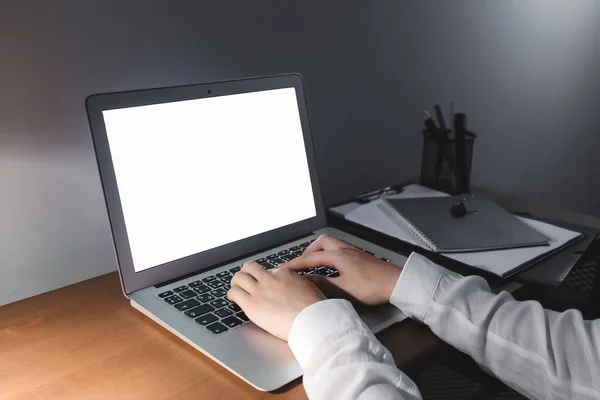 Ung kvinna som arbetar på laptop sent på kvällen — Stockfoto