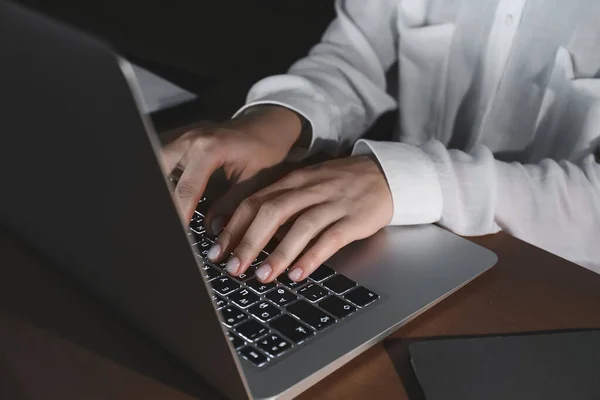 Ung kvinna som arbetar på laptop sent på kvällen — Stockfoto
