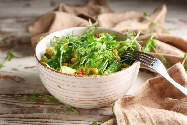 Tigela com salada de legumes frescos em fundo de madeira — Fotografia de Stock