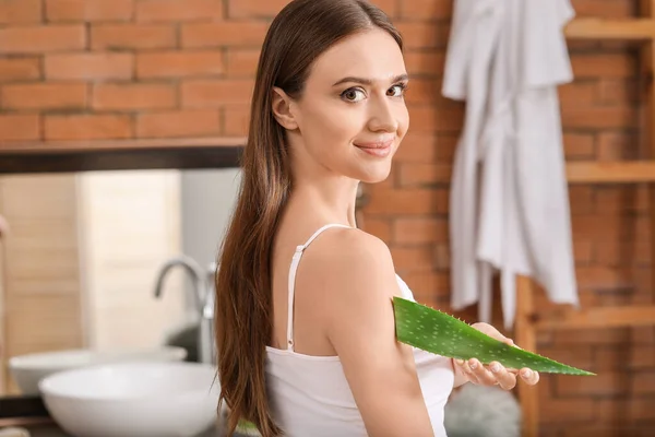 Belle jeune femme utilisant aloe vera dans la salle de bain — Photo