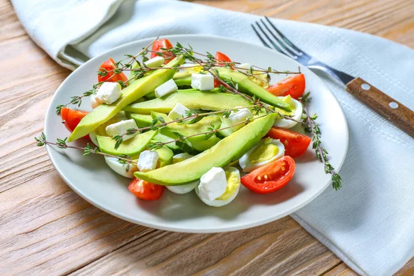 Prato com salada saudável na mesa — Fotografia de Stock
