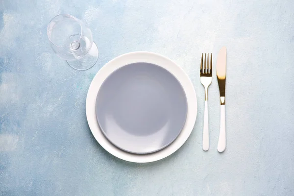 Beautiful table setting on color background — Stock Photo, Image