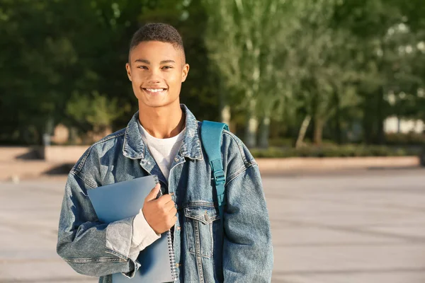 Portrait d'un étudiant afro-américain adolescent en plein air — Photo