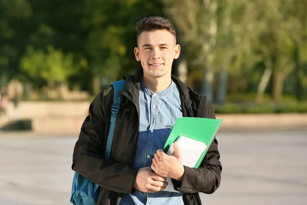 Portret nastoletniego studenta na świeżym powietrzu — Zdjęcie stockowe