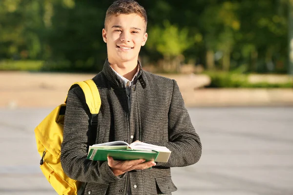 Ritratto di adolescente studente maschio all'aperto — Foto Stock