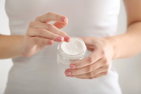 Mujer con tarro de crema cosmética, primer plano —  Fotos de Stock