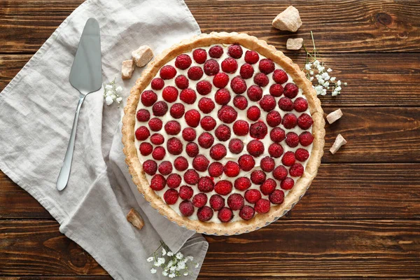 Tarte aux framboises savoureuse sur table en bois — Photo