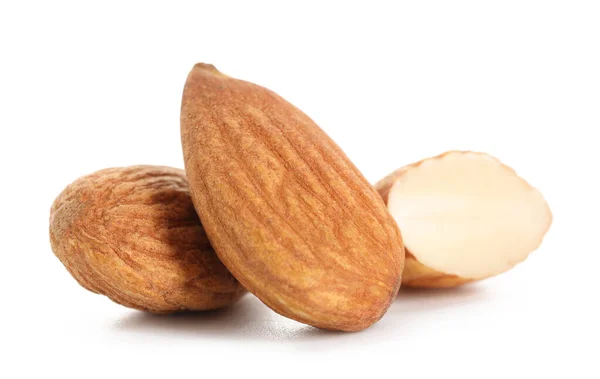 Amandes savoureuses sur fond blanc — Photo