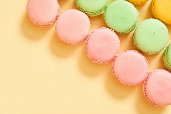 Leckere Macarons auf farbigem Hintergrund — Stockfoto