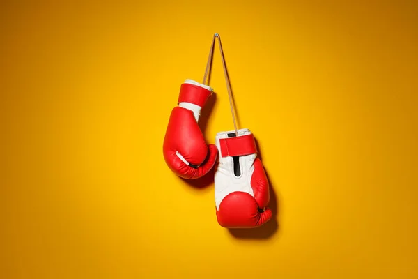 Par de guantes de boxeo sobre fondo de color — Foto de Stock