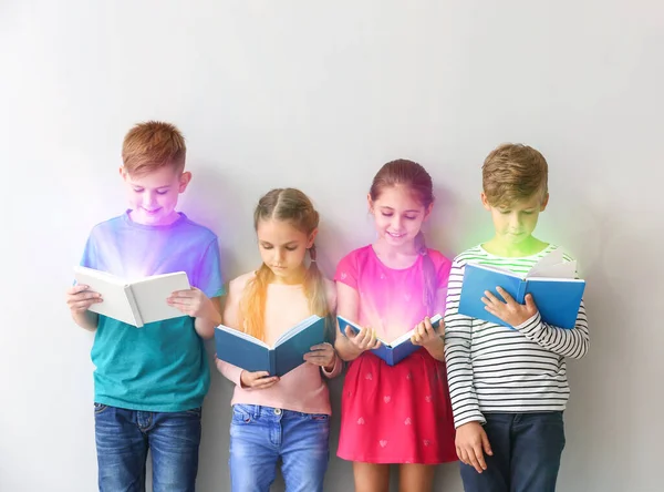 Petits Enfants Mignons Lisant Des Livres Sur Fond Gris — Photo