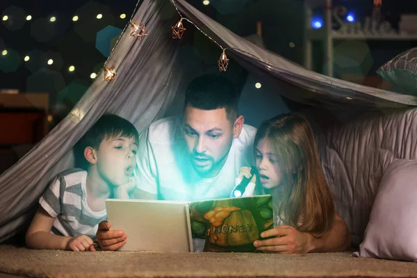 Father His Little Children Reading Bedtime Story Home — Stockfoto