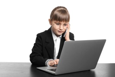 Beyaz arka planda çalışan küçük sekreter