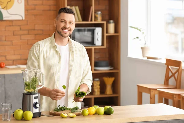 Man Making Healthy Smoothie Home — Stock Photo, Image