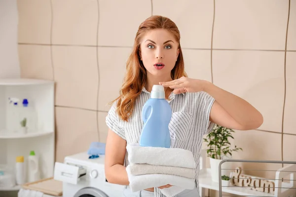 Mujer Sorprendida Con Toallas Limpias Detergente Casa — Foto de Stock