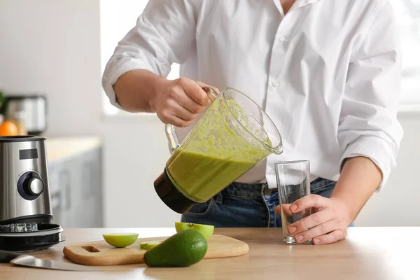 Hombre Vertiendo Batido Saludable Vidrio Casa — Foto de Stock