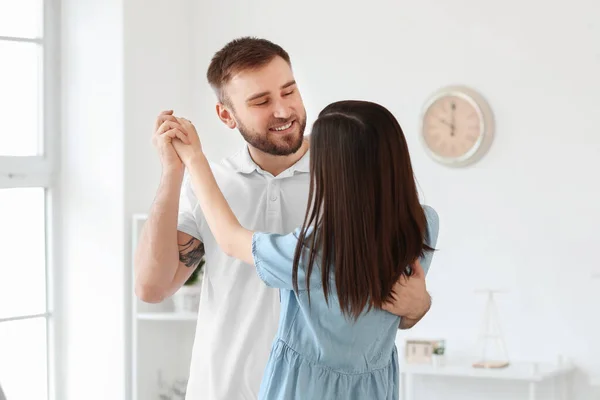 幸せな若いですカップルダンスに家 — ストック写真