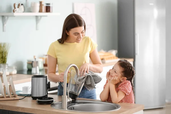 Mother Little Daughter Cleaning Blender Kitchen — Stock Photo, Image