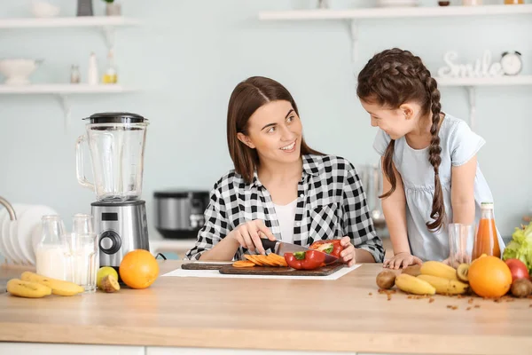 Mother Little Daughter Making Healthy Smoothie Kitchen — Stock Photo, Image