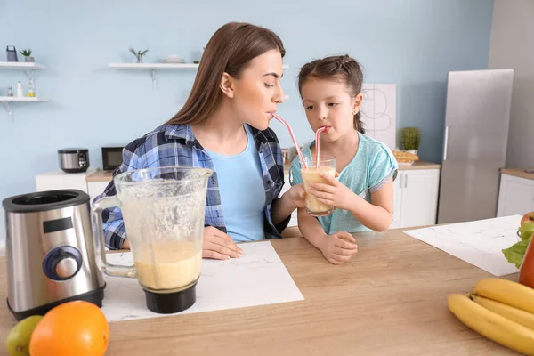 Mother Little Daughter Healthy Smoothie Kitchen — Stock Photo, Image