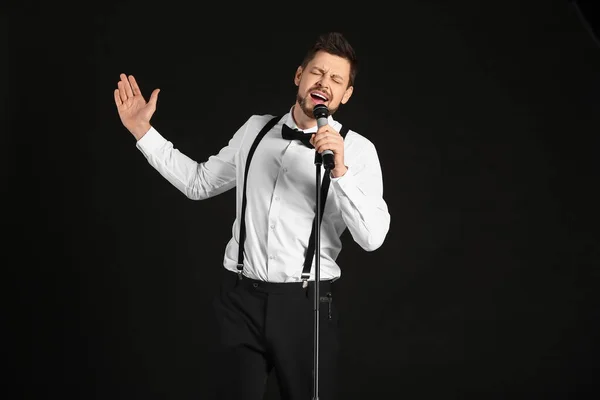 Hombre Guapo Cantando Sobre Fondo Oscuro — Foto de Stock