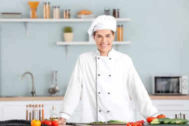 Mutfakta transseksüel şef yemek pişiriyor.