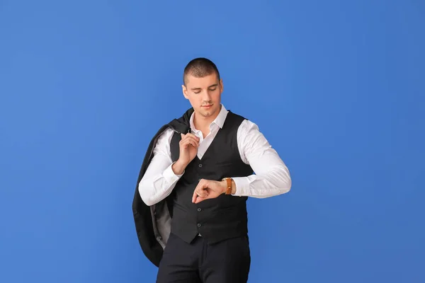 Stilig Ung Man Elegant Kostym Färg Bakgrund — Stockfoto