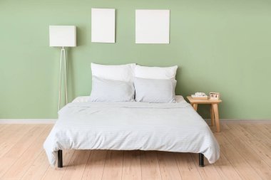 Rahat, modern yatak odası.