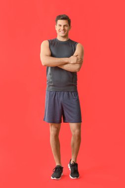 Renkli arka planda sportif genç adam