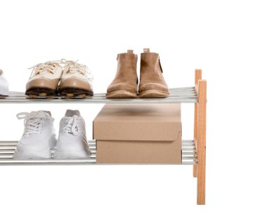 Beyaz arka planda şık ayakkabılarla dur