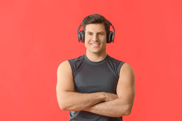 Joven Deportivo Escuchando Música Sobre Fondo Color — Foto de Stock