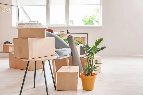 Cajas Cartón Con Pertenencias Piso Nuevo Día Mudanza — Foto de Stock