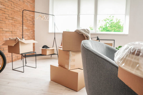 Картонные коробки с вещами в новой квартире в день переезда