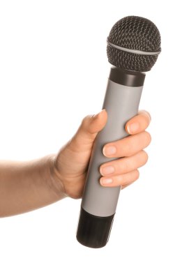 Beyaz arkaplanda mikrofon olan el.