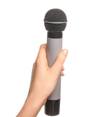 Beyaz arkaplanda mikrofon olan el.
