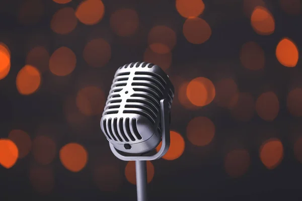 Koyu Arkaplanda Bulanık Işıkları Olan Bir Mikrofon — Stok fotoğraf