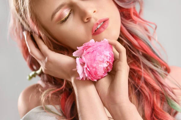Hermosa Mujer Joven Con Pelo Inusual Flor Sobre Fondo Gris — Foto de Stock
