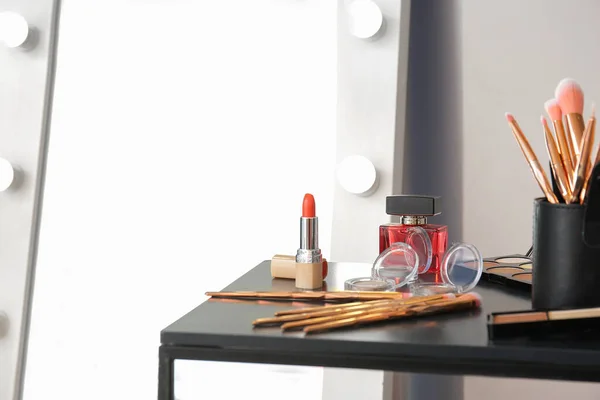 現代的なドレッシングルームで化粧品とテーブル — ストック写真