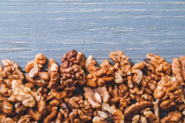 Ahşap arka planda lezzetli cevizler