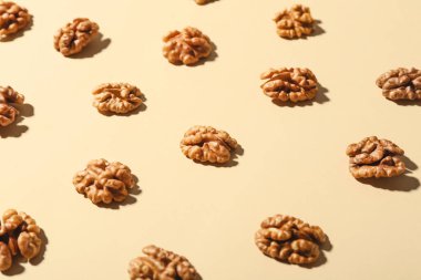 Renkli arka planda bir sürü lezzetli ceviz