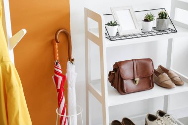 Şemsiyeli modern salonun şık bir iç mekanı.