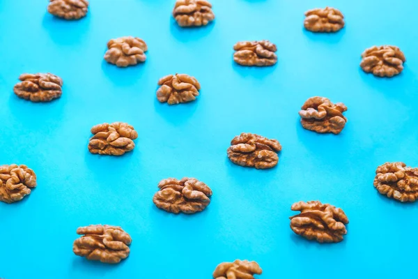 Renkli arka planda bir sürü lezzetli ceviz