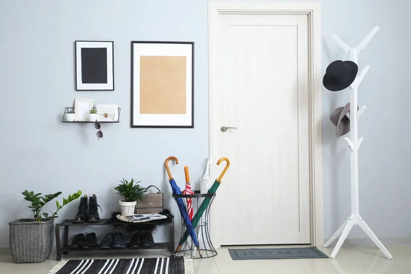 Stijlvol Interieur Van Moderne Hal Met Parasols — Stockfoto