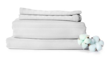 Beyaz arkaplanda temiz çarşaf yığını